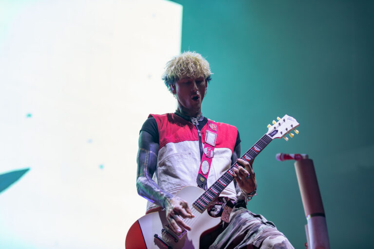 mgk_wiz_khalifa_lakewood_atlanta_fistintheair_052926-15