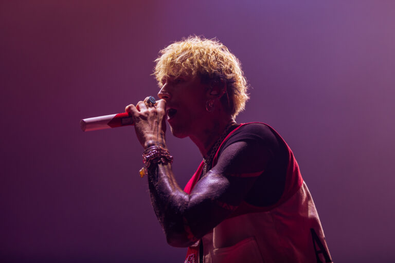 mgk_wiz_khalifa_lakewood_atlanta_fistintheair_052926-17